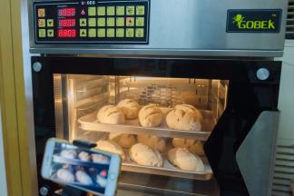 高比克风炉，两层同烤，入炉喷两三秒蒸汽，180度烤13-15分钟