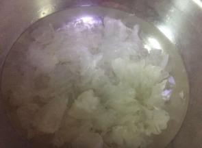 银耳冷藏浸泡12小时以上，清洗干净
