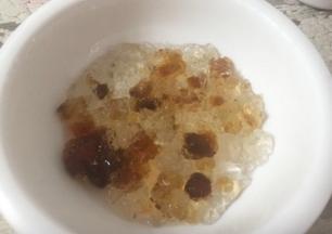 桃胶隔水冷藏浸泡24小时，清洗干净，去除表面杂质