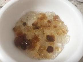 桃胶隔水冷藏浸泡24小时，清洗干净，去除表面杂质