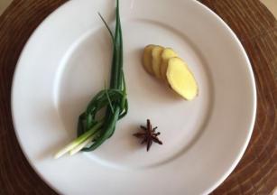 姜片，香葱打结，八角准备好