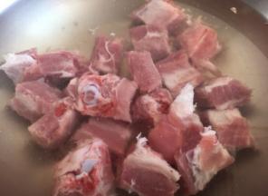 排骨冷水下锅，煮开，撇去血沫子，捞出洗干净控水