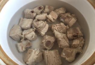 控完水的排骨放进砂锅，小火煮开