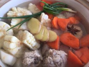 加入香葱，姜，八角，盖上盖子继续小火煮1.5个小时