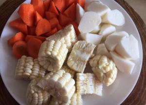 山药，胡萝卜去皮切块，玉米洗干净切块