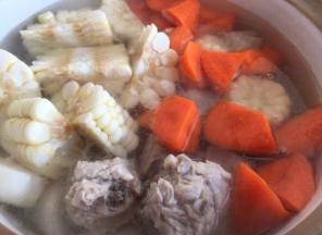 放入玉米，胡萝卜，山药