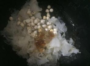 桃胶，银耳，莲子，冰糖，一起放入砂锅，加沫过食材3分之1的水量，小火炖50分钟