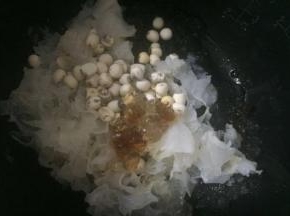 桃胶，银耳，莲子，冰糖，一起放入砂锅，加沫过食材3分之1的水量，小火炖50分钟
