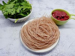 米线是用一种红米做的，所以颜色跟其他米线不一般、新鲜牛肉、鸡毛菜。