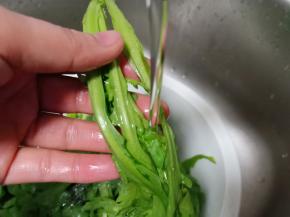 鸡毛菜一根一根清洗，才能够洗的干净。