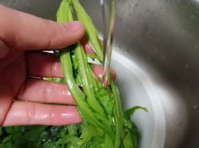 鸡毛菜一根一根清洗，才能够洗的干净。