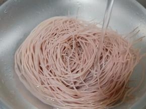 米线温水泡5分钟即可捞出控水份、待会要炒不能泡太软。