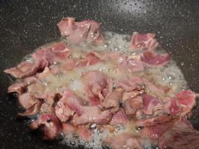 热锅凉油下生姜蒜泥炒香，下牛肉爆炒。