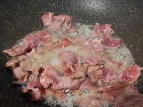 热锅凉油下生姜蒜泥炒香，下牛肉爆炒。