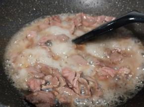 大火炒至牛肉变色。