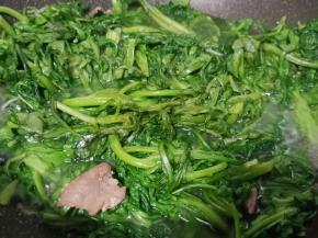 鸡毛菜稍微炒几下就可以、熟的很快。