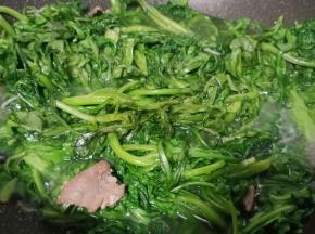 鸡毛菜稍微炒几下就可以、熟的很快。