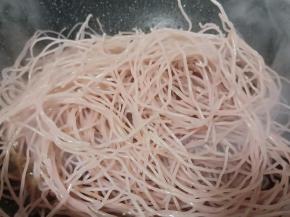 下泡好的米线入锅。