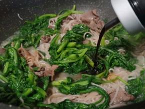 大火翻炒片刻、加生抽一勺。