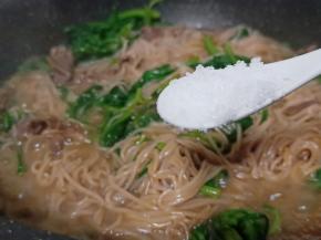 细盐一勺、翻炒均匀即可出锅。