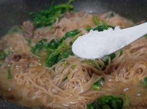 细盐一勺、翻炒均匀即可出锅。