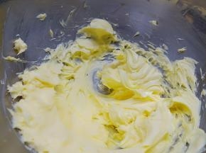 黄油软化后用电动打蛋器搅打成颜色变浅。