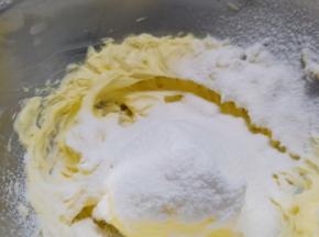 甘汁园双碳白砂糖用破壁机打成糖粉、加入到黄油里。