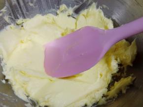 用翻拌刀翻拌均匀。