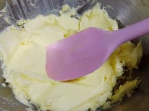 用翻拌刀翻拌均匀。