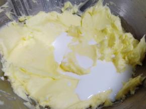 分次加入纯牛奶，每次拌均匀再加入。