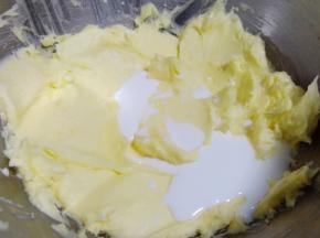 分次加入纯牛奶，每次拌均匀再加入。