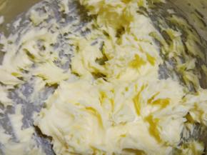 用打蛋器搅打均匀，使黄油和牛奶完全融合。