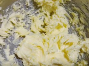 用打蛋器搅打均匀，使黄油和牛奶完全融合。