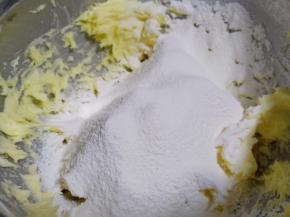 低筋面粉过筛筛入黄油糊里。