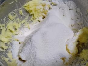 低筋面粉过筛筛入黄油糊里。