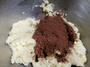 可可粉也一定要过筛筛入黄油糊。