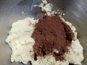 可可粉也一定要过筛筛入黄油糊。