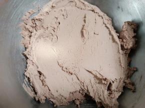 用橡皮刮刀把面粉和黄油拌匀，成为曲奇面糊。