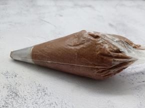 8齿的裱花嘴装入裱花袋、再加入面糊、此时的面糊应该干湿程度恰到好处，可以很容易地从花嘴里挤出来。