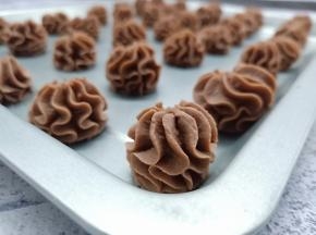 在烤盘上挤出漂亮的花纹。
