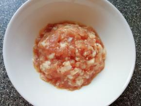  加入生姜水揉捏均匀，让肉馅完全吸收生姜水。