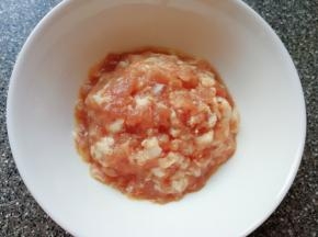  加入生姜水揉捏均匀，让肉馅完全吸收生姜水。