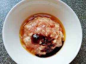 加入香油、老抽、蚝油搅拌均匀。