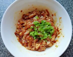 加入葱叶碎末搅拌均匀，让肉馅腌制一下。