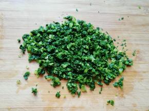 芹菜叶洗干净焯水，攥去多余的水分剁碎。