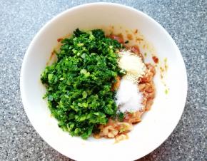 加入到肉馅里面，放盐和鸡精搅拌均匀。