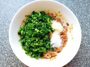 加入到肉馅里面，放盐和鸡精搅拌均匀。