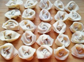 依次包好所有的馄饨。