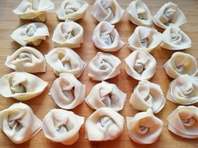 依次包好所有的馄饨。