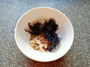  取一个碗，放入紫菜、虾皮，根据自己的口味调入生抽、盐、鸡精和香油。
